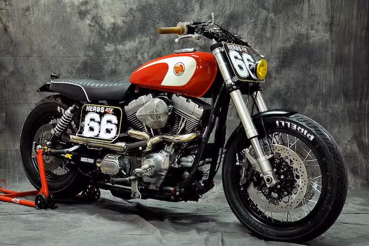 Vốn nổi tiếng bởi nhiều bản độ Ducati trong quá khứ, tuy nhiên với chiếc xế độ Dyna Street Tracker này, Pepo Rossell đã chứng minh rằng anh có thể làm việc với nhiều dòng xe khác nhau, bên cạnh "chuyên môn" chính là Ducati