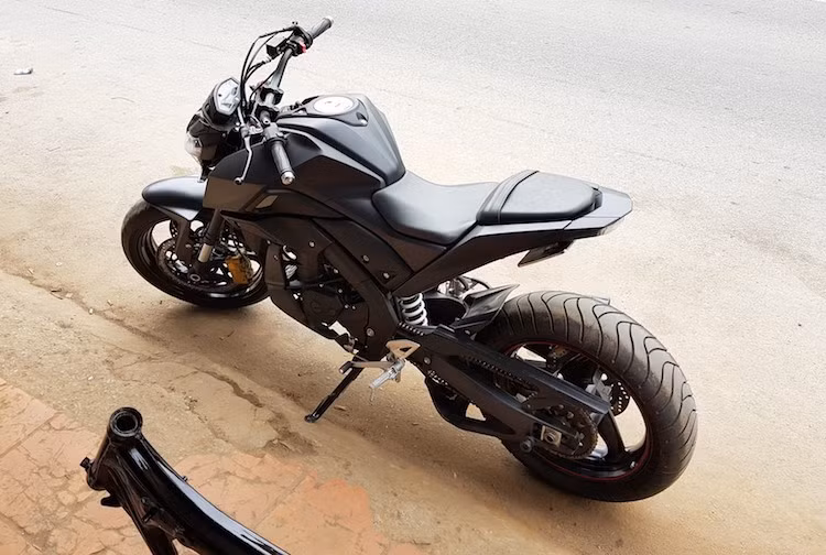 Vốn là dòng môtô naked bike giá rẻ với kiểu dáng nguyên bản ấn tượng, chiếc Yamaha TFX150 còn được một xưởng độ Sài Gòn độ lại "hầm hố" hơn nhờ "dàn chân" lấy từ những mẫu xe phân khối lớn.