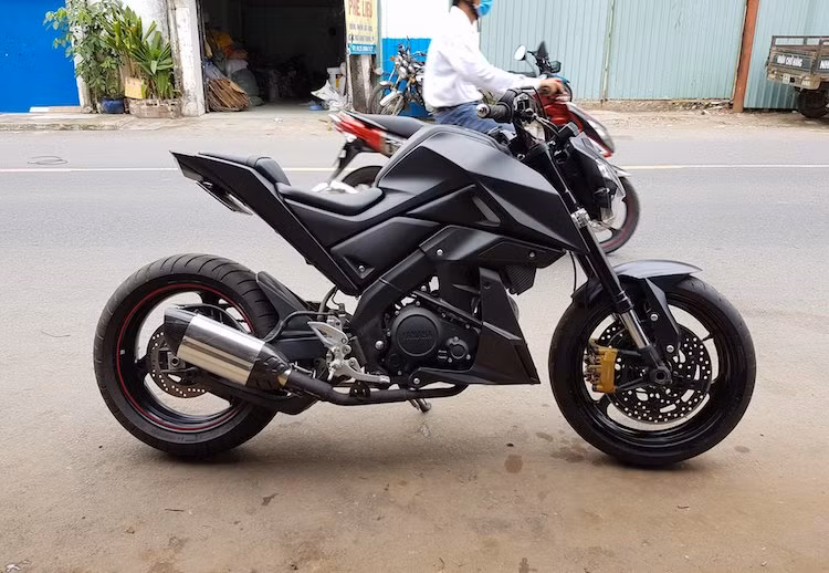 Ở dạng nguyên bản, TFX vốn đã đi kèm với bộ mâm được lấy từ chiếc Yamaha R3/MT-03 lớn hơn; tuy nhiên do đi kèm lốp bản nhỏ và chiều rộng mâm không lớn lắm nên chiếc xe vẫn chưa có được độ "hầm hố" như những mẫu môtô phân khối lớn. Để khiến chiếc xe có dáng khỏe khoắn hơn, xưởng độ Tự Thanh Đa (TTD) tại Sài Gòn đã tiến hành "phẫu thuật dàn chân" cho TFX.