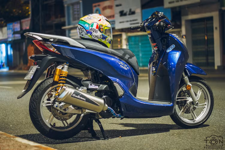 Là một trong số ít những mẫu xe tay ga phân khối lớn được phân phối tại Việt Nam, Honda SH300i càng trở nên đẳng cấp hơn khi được biker Sài Gòn trang bị thêm một số đồ chơi "hàng khủng".