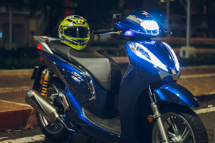 Khách hàng chính mà mẫu xe tay ga SH300i hướng tới là những người thành đạt, tuy nhiên mẫu xe này cũng được một số ít các biker mua về và độ lại. Để tạo thêm điểm nhấn và nâng cao khả năng vận hành của SH300i, một người chơi xe Sài Gòn đã đầu tư trang bị cho chiếc xe một số phụ tùng "hàng hiệu".