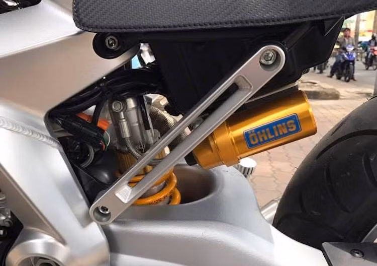 Nhờ sở hữu hệ khung vững chắc và phuộc Ohlins ở cả trước lẫn sau, Ariel Ace đem tới cảm giác lái chắc chắn, thú vị. Do được sản xuất thủ công số lượng giới hạn và có thiết kế độc đáo, mỗi chiếc Ariel Ace có giá khởi điểm khi mới lên tới 20.000 Bảng Anh (tương đương 582 triệu đồng).