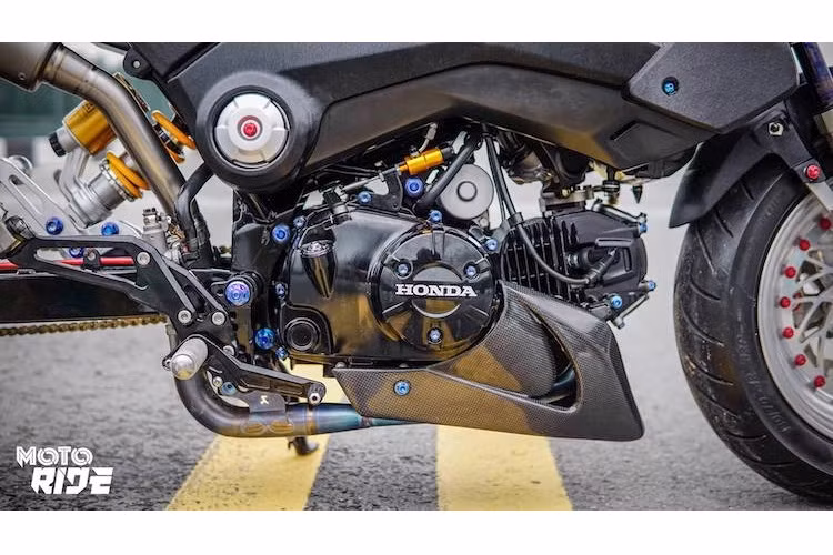 Động cơ nguyên bản của MSX125 không có sự thay đổi, chỉ được trang trí lại với dàn ốc titan Proti, sơn đen và lắp "mỏ cày" bảo vệ bằng sợi carbon của Tyga Performance ở bên dưới gầm. Dàn để chân CNC đem tới tư thế ngồi thoải mái hơn cho xe.