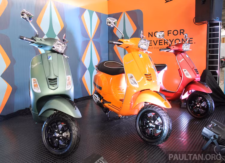 Ra mắt cách đây gần 10 năm, mẫu xe tay ga Vespa S về cơ bản là một chiếc Vespa LX nhưng được thay đổi nhẹ về thiết kế để phù hợp hơn với nhóm khách hàng nam giới. Từng bị "khai tử" để nhường chỗ cho "hậu duệ" Vespa Sprint, phiên bản Vespa S 125 i-GET thế hệ mới vừa được Piaggio công bố, giống như hãng đã từng làm với LX hồi đầu năm.