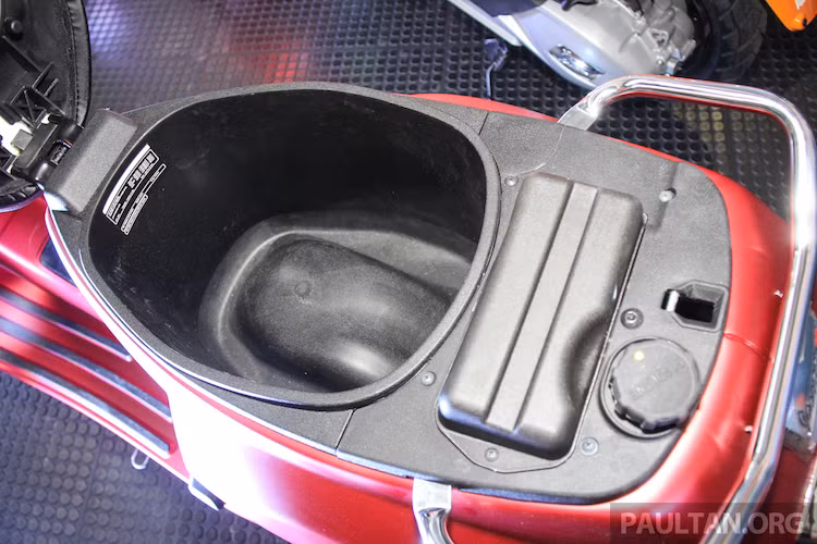 Ở bên dưới yên xe, Vespa S i-GET vẫn sở hữu hộc chứa đồ có khả năng để được 2 chiếc mũ nửa đầu. Nằm về phía đuôi xe là bình xăng hơn 7 lít. Những chi tiết này không có gì khác biệt so với phiên bản cũ.