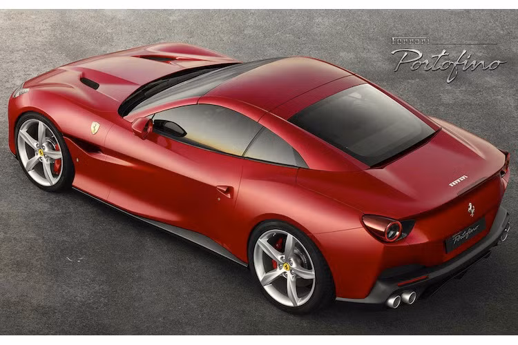 So với California, Portofino vẫn tiếp tục được trang bị bộ mui xếp cứng, nhưng có thiết kế đẹp mắt hơn và trông không khác gì một chiếc coupe mui cứng khi đóng lại. Những khe gió và đường nét đậm nổi trên thân xe khiến Portofino có vẻ thể thao và năng động hơn so với California, trong khi phần đuôi với đèn hậu tròn đơn và ống xả kép một lần nữa gợi nhớ về các dòng Ferrari cao cấp hơn.