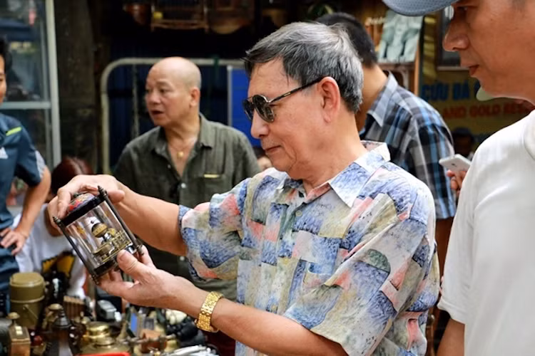 Đến với phiên chợ, khách hàng có thể tìm cho mình những chiếc đồng hồ cổ với hình thù độc đáo và lạ mắt.