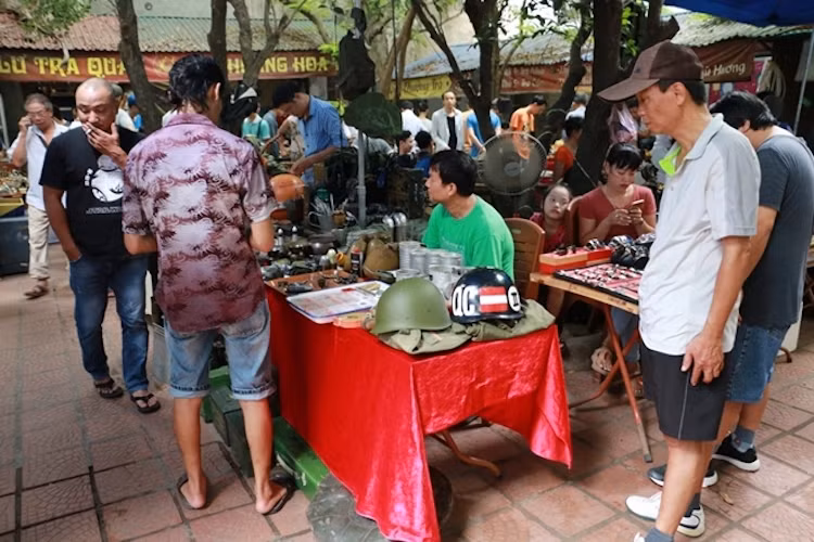 Đặc biệt, phiên chợ còn có một số gian hàng bày bán các kỷ vật chiến tranh. Khách đến chợ có thể tận mắt nhìn thấy chiếc bi đông đựng nước, chiếc thắt lưng của bộ quân phục hay bộ đàm thoại chuyên dùng của bộ đội trong kháng chiến chống Mỹ…