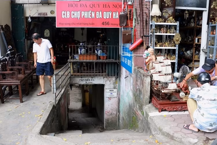 Cứ vào sáng thứ bảy cuối tuần, con ngõ nhỏ cổ kính ở 456 Hoàng Hoa Thám lại nhộn nhịp người qua lại chợ phiên đồ xưa. Trước đây, chợ chính là Lư Trà Quán nổi tiếng khắp Hà thành, nơi CLB Thư pháp Hà Nội lấy đây làm địa chỉ lui tới giao lưu, trò chuyện vào cuối tuần...