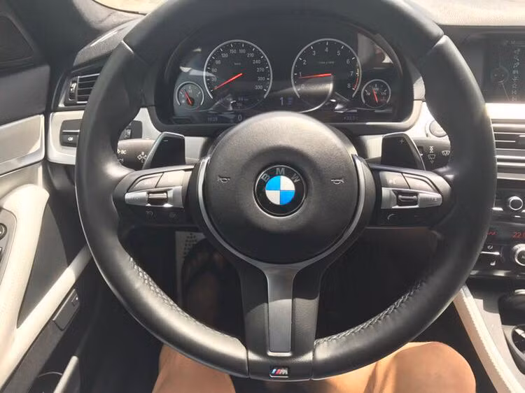 Dù thể thao nhưng nội thất của BMW M5 vẫn giữ lại đầy đủ các tiện nghi và sự sang trọng như những phiên bản 5 Series cao cấp nhất. Bên trong cabin, chiếc xe có những điểm khác biệt như vô-lăng 3 chấu thể thao, ghế thể thao, pedal chống trượt, nhiều chi tiết trang trí ốp nhôm và sợi carbon, bảng đồng hồ có giới hạn tốc độ lên tới 330 km/h...