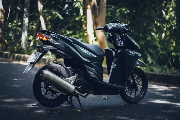 Mẫu xe tay ga nhập khẩu từ Indonesia với kiểu dáng cá tính Honda Vario 150 đã càng trở nên nổi bật hơn nhờ có một số phụ tùng nâng cấp nhỏ nhưng hiệu quả được người chơi xe Việt Nam trang bị.