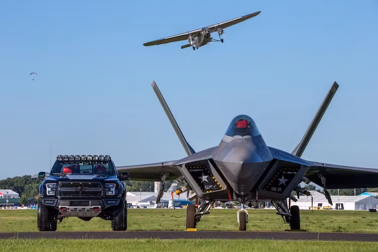 Để có thể sở hữu chiếc F150 Raptor F22 đặc biệt này, ông Gary Ackerman đã phải bỏ ra số tiền lên tới 300.000 USD (tương đương 6,81 tỷ đồng), ngang với một chiếc siêu xe hàng khủng mới nhất hiện nay.