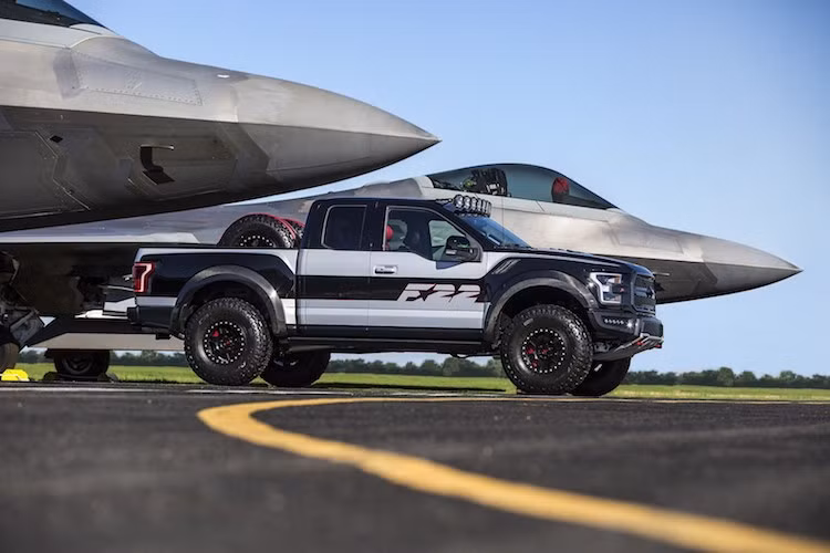 Được hãng xe ôtô Ford hợp tác thiết kế cùng công ty DeBerti Design, F150 Raptor F22 dựa trên phiên bản F150 Raptor Extended Cab và có hàng loạt những chi tiết mới so với Raptor bình thường. Để phục vụ cho mục đích offroad, xe đã được trang bị dàn đèn siêu sáng KC Hilites trên mui, mâm bắt vít chống tuột lốp và lốp địa hình Falcon Wildpeak.