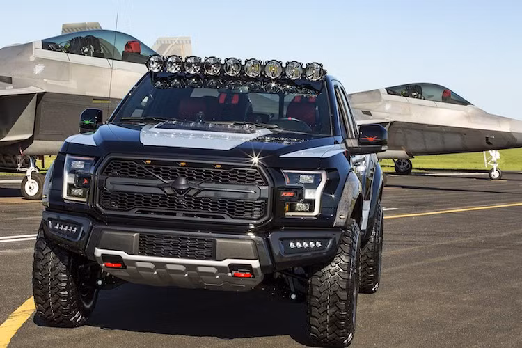 Ở thùng sau, F150 Raptor F22 cũng đã được lắp thêm thảm trải LineX cùng với hộp chứa đồ đặc biệt. Hệ thống treo của chiếc xe cấu thành từ bộ lò xo độ Deaver và phuộc Fox siêu chịu lực, trong khi hệ thống phanh của xe là loại Alcon với heo 6 piston mỗi bánh. Xe còn có hệ thống xả Borla đặc biệt với miệng ống bằng sợi carbon.