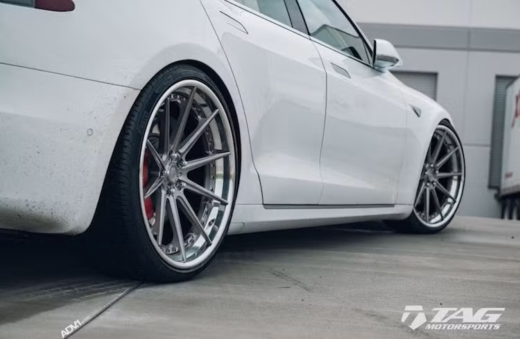 Có kích thước phía trước 22x9 inch và phía sau 22 x 10,5 inch, bộ mâm này khiến cho bản độ Tesla Model S không chỉ thể thao mà còn vẫn giữ được vẻ thanh lịch vốn có. Tuy nhiên để sở hữu bộ mâm này, chủ xe sẽ phải bỏ ra số tiền lên tới 11.000 USD (tương đương 250 triệu đồng).