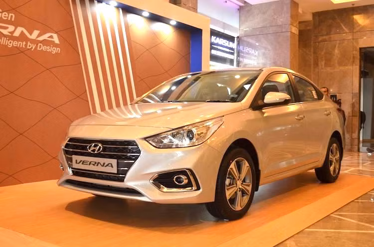 Vẫn sử dụng động cơ 1.6l 4 xi-lanh thẳng hàng nạp khí tự nhiên, tuy nhiên Hyundai đã cải tiến máy của Verna để cho công suất lớn hơn là 132 mã lực cùng mô-men xoắn cực đại 161 Nm. So với thế hệ trước, chiếc xe có thời gian tăng tốc từ 40-80 km/h nhanh hơn 0,2 giây; 80-120 km/h nhanh hơn 1,3 giây và mô-men xoắn từ 1500 rpm lớn hơn 4,5%.