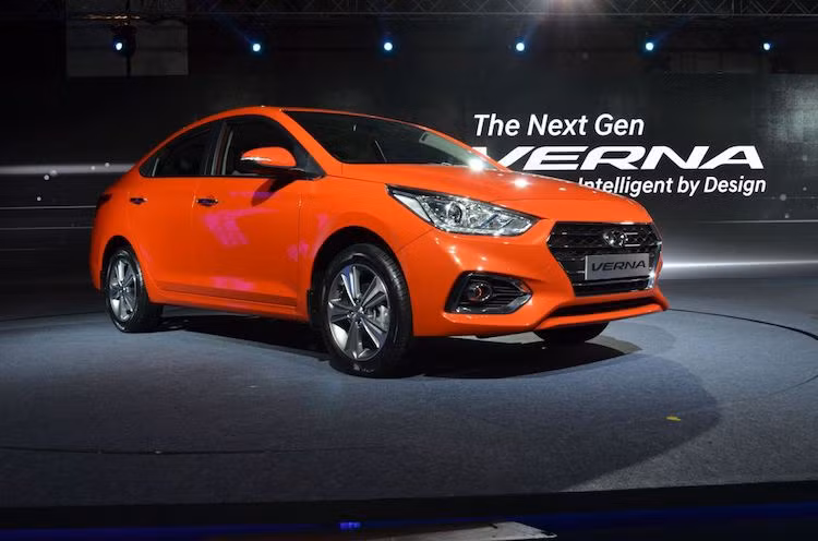 "Lột xác" hoàn toàn từ thế hệ cũ, một điểm dễ nhận thấy của Hyundai Verna mới đó là chiếc xe mang ngôn ngữ thiết kế Fluidic Sculpture 2.0 quen thuộc của hãng xe Hàn Quốc, với cụm lưới tản nhiệt lục giác hơi bóp thuôn ở phía dưới cùng các đèn pha LED sắc sảo tương tự dòng Elantra.