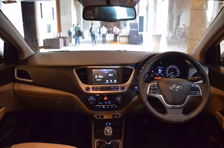 Ở bên trong nội thất, một lần nữa Verna thừa hưởng thiết kế của những mẫu Hyundai thế hệ mới trong thời gian gần đây như i20 hay Elantra. Phiên bản cao cấp của xe cũng được trang bị khá hấp dẫn với hệ thống thông tin giải trí màn hình cảm ứng 7 inch, kết nối smartphone qua Android Auto hay Apple CarPlay, điều khiển bằng giọng nói và điều hòa tự động.