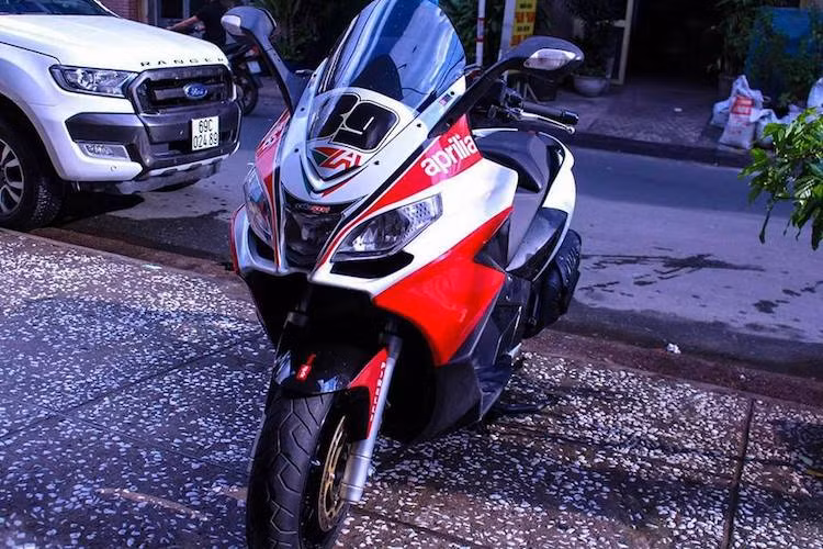 Ra mắt lần đầu vào năm 2012, tuy nhiên cho tới tận ngày nay mẫu xe tay ga Aprilia SRV850 vẫn đang giữ vị trí chiếc scooter có động cơ lớn nhất và mạnh mẽ nhất đang được sản xuất hàng loạt trên Thế giới. Dù có kiểu dáng maxi scooter, tuy nhiên Aprilia SRV850 đã được thiết kế mang đầy đủ những "tinh túy" từ Aprilia.