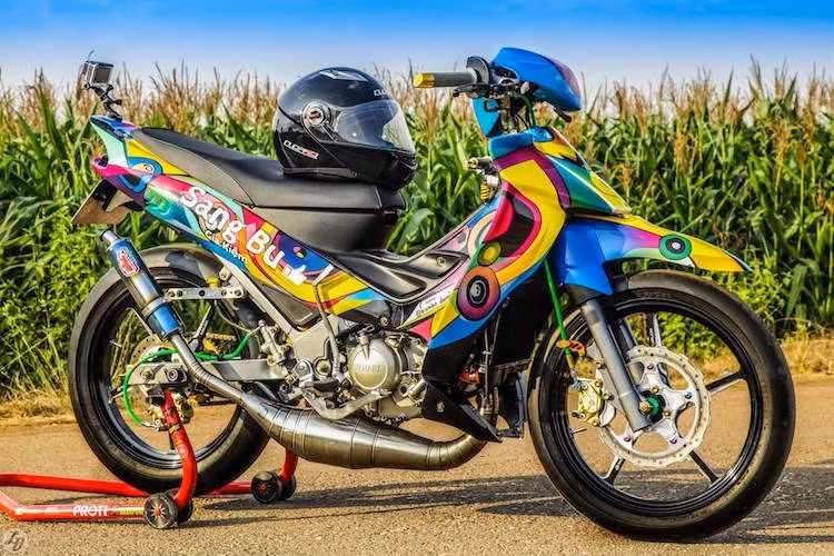 Cùng với "Su xì-po", mẫu xe máy Yamaha Z125 là 2 trong số những chiếc xế nổ 2 kỳ nổi tiếng nhất với dân chơi Việt. Tên gọi "cá mập" của xe xuất phát từ phần đuôi được tạo hình với các gờ giống mang cá mập.