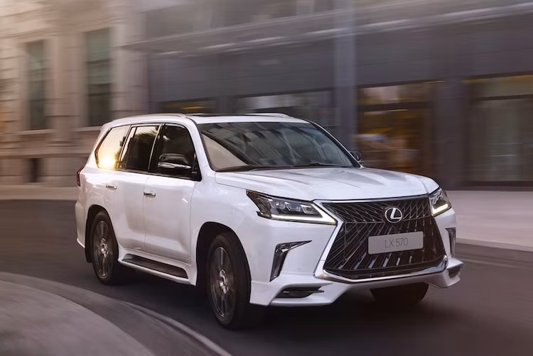 Thế hệ xe SUV hạng sang cỡ lớn LX570 hiện tại của Lexus tính tới nay đã tròn 10 tuổi. Cách đây 2 năm, Lexus đã từng cập nhật lớn dòng xe này với nhiều thay đổi ở cả bên trong lẫn bên ngoài và trang bị thêm nhiều tính năng mới. Mới đây tại thị trường Nga, thêm một phiên bản mới của chiếc xe là Lexus LX570 Superior 2017 đã được công bố.