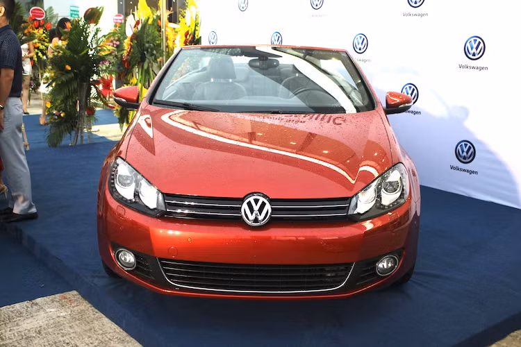 Về thiết kế, do dụa trên Golf Hatchback nên Golf Cabriolet có kiểu dáng tương tự. Ở phía trước, phần đầu xe giống y hệt các phiên bản Golf bình thường khác. Theo phong cách quen thuộc của Volkswagen, phần đầu Golf trông khá giản dị nhưng hài hoài với lưới tản nhiệt thanh ngang mang logo Volkswagen, nối liền với cặp đèn pha với đèn LED DRL và pha dạng thấu kính.