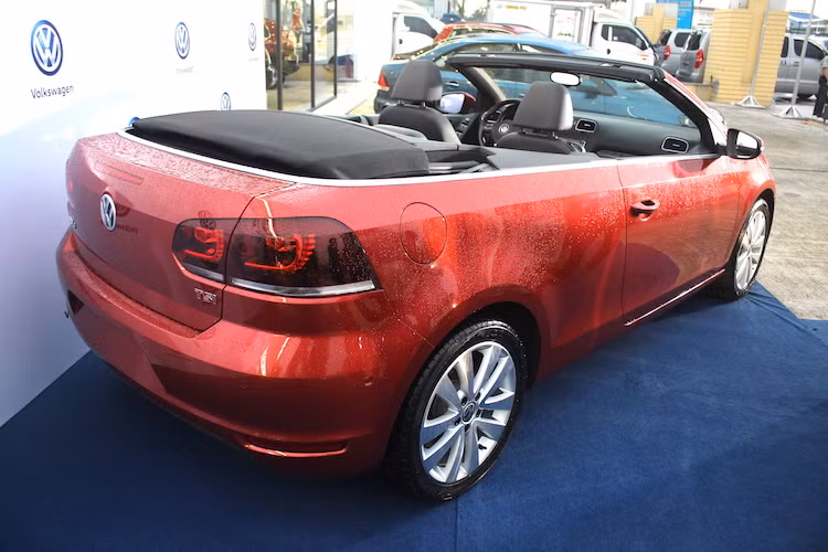 Ở phía sau, Golf Cabriolet có phần đuôi ngắn, nhưng vẫn sở hữu cặp đèn hậu được lấy từ các phiên bản Golf hatchback bình thường. Phần đuôi xe cũng tiếp tục mang kiểu dáng đơn giản. Tay nắm mở khoang hành lý được Volkswagen tích hợp bên trong logo của hãng nằm sau đuôi xe.