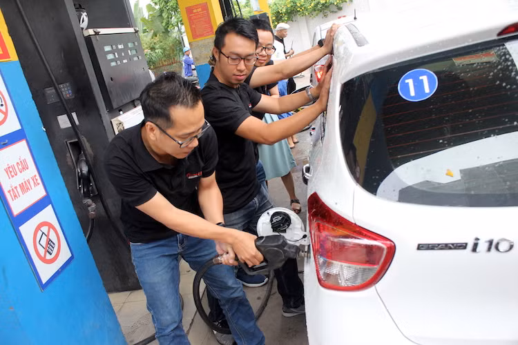 Sau khi được đổ đầy tại trạm xăng, mỗi chiếc xe đều được đại diện của Hyundai Thành Công đã cho niêm phong nắp xăng để đảm bảo công bằng cho cuộc thi. Trước khi đóng nắp xăng, mỗi xe đều đã được đổ "tràn bình". Lộ trình di chuyển của cuộc thi là đường vành đai 3 tại Hà Nội - cao tốc Hà Nội - Hải Phòng - quốc lộ 10 - quốc lộ 18.