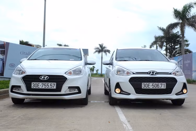 Với các thay đổi mới, Grand i10 2017 trông đẹp mắt hơn bản cũ ở cả 2 kiểu thân xe sedan và coupe. Đặc biệt, Hyundai cũng sử dụng thiết kế riêng biệt cho 2 kiểu thân xe sedan và coupe, khiến chúng trở nên khác biệt với nhau. Trong đó, bản Grand i10 Sedan hướng tới sự sang trọng, thanh lịch và chiếc Grand i10 Hatchback 2017 thiết kế mạnh mẽ, thể thao hơn.