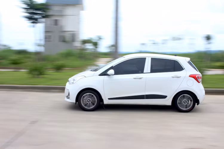 Tại buổi trải nghiệm, Hyundai cung cấp cho các nhóm thi những chiếc Grand i10 cao cấp với động cơ 1.2l và hộp số 4 cấp tự động. Với hệ động lực này, "môi trường" hoàn hảo nhất của Grand i10 là trong thành phố khi xe tăng tốc mượt mà, không có độ "lì" máy. Tuy nhiên khi ở trên cao tốc, chiếc xe tỏ ra bất lợi trong các tình huống vượt nhanh do động cơ nhỏ.