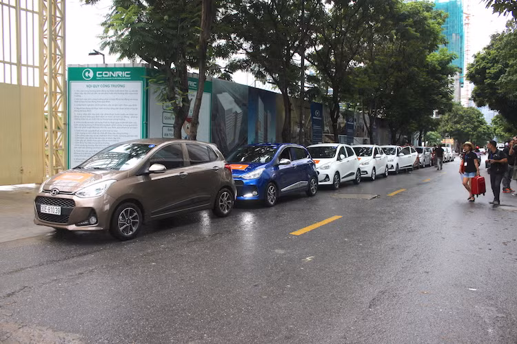 Tại buổi trải nghiệm này, người tham gia sẽ được phân thành các nhóm nhỏ và chạy những chiếc Hyundai Grand i10 2017 lắp ráp trong nước đều thuộc phiên bản cao cấp nhất 1.2 AT, với 2 kiểu dáng thân xe là sedan và hatchback. Hiện tại ở Việt Nam, dòng xe này đang có tới 9 phiên bản và 2 loại động cơ.