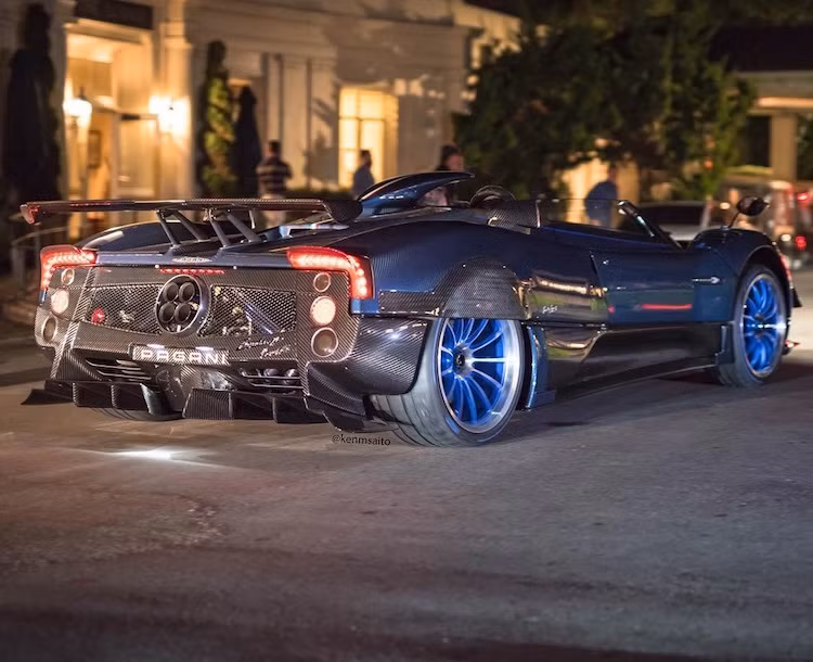 Hiện giá bán của Pagani Zonda HP Barchetta chưa được tiết lộ, nhưng chắc chắn nó sẽ ở mức hàng triệu USD. Chỉ có 3 chiếc sẽ được Pagani sản xuất, tuy nhiên 1 trong số đó sẽ nằm trong bộ sưu tập của ông Horacio Pagani - người sáng lập hãng siêu xe Ý này.