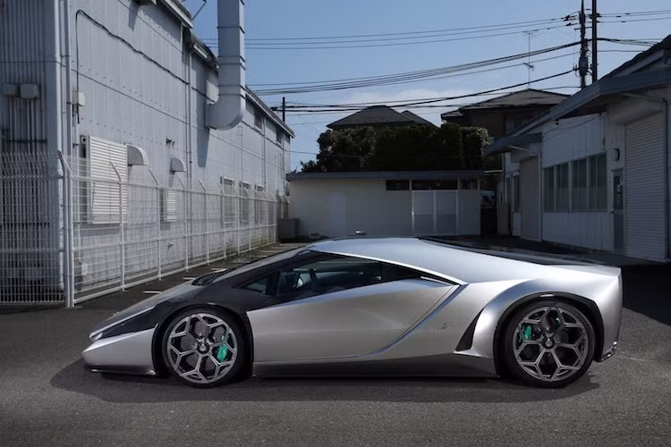 Dù dựa trên cơ sở Lamborghini Aventador nhưng Okuyama đã vứt bỏ hoàn toàn gần như mọi chi tiết ngoại thất của chiếc xe nguyên bản. Thay vào đó, ông đã "khoác" lên chassis của Aventador một "dàn áo" mới được làm từ sợi carbon với thiết kế tập hợp từ các đường nét góc cạnh đơn giản. Kính chắn gió cùng các cửa kính bên là những chi tiết duy nhất còn giữ lại từ xe nguyên bản.