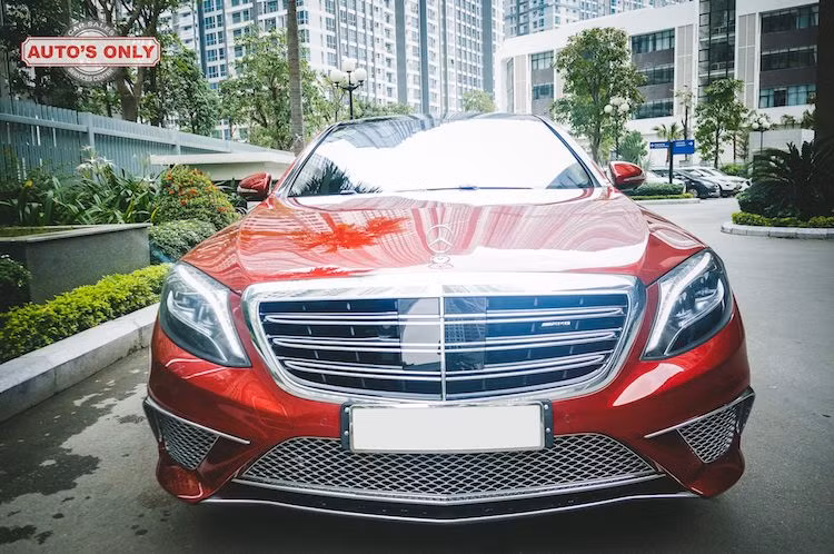Sau khi nâng cấp, chiếc S-Class có ngoại hình y hệt dòng sedan hạng sang mạnh mẽ nhất nhà Mercedes. Nhờ có toàn bộ cản trước của S65, ngay cả những người yêu xe cũng khó có thể phân biệt chiếc S-Class này với S65 AMG "hàng thật".
