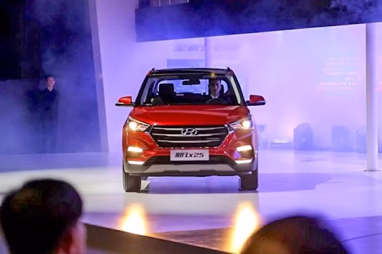 So với phiên bản cũ, Creta 2018 đã có phần đầu xe tương đối khác biệt với cản trước mới, đèn sương mù đặt ngang thay vì dọc như trước đây cùng lưới tản nhiệt viền chrome nay đã nối liền với cặp đèn pha dạng thấu kính projector kèm theo đèn LED chiếu sáng ban ngày. Với khung lưới tản nhiệt mới, chiếc xe có phần đầu khá giống các dòng crossover của Audi.