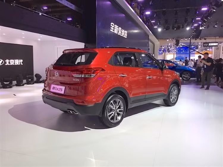 Ở phía sau, Creta nâng cấp mới có chóa đèn hậu thiết kế lại với xi-nhan và đèn báo lùi xe lớn hơn, trong khi cản sau có các tấm ốp nhựa đúc màu đen lớn hơn. Những tùy chọn mâm đúc hoặc mâm thép với chụp nhựa thiết kế mới kết thúc những thay đổi bên ngoài thân xe.