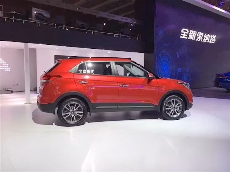Ngoài ra chiếc xe còn đã được bổ sung thêm điều hòa không khí tự động với khe gió cho hàng ghế sau. Về mặt an toàn, Creta phiên bản 2018 tỏ ra khá vượt trội với 6 túi khí, hệ thống ổn định điện tử, hệ thống hỗ trợ leo dộc, các ghế ngồi có móc ghế trẻ em theo chuẩn ISOFIX và hệ thống theo dõi áp suất lốp xe.
