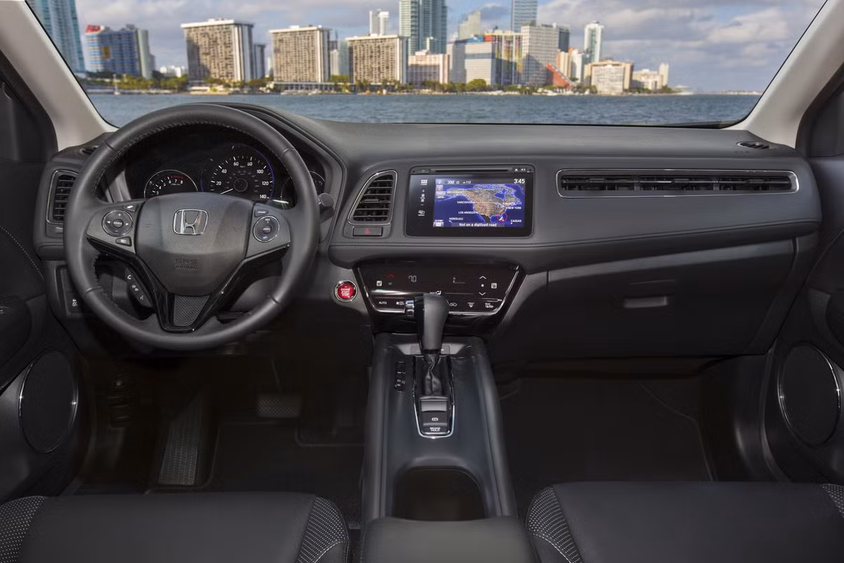 Nội thất của mẫu xe HR-V 2018 mới cũng được giữ nguyên. Bảng táp-lô của HR-V được làm từ nhựa mềm và có thiết kế đơn giản nhưng trực quan. Tuy nhiên, những khe thổi gió của hệ thống điều hoà bên phía hành khách ngồi ghế trước quá dài, khiến hơi lạnh thổi quá nhiều vào hành khách ngồi trước.