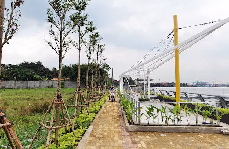 Cảnh quan bến này đã được xây dựng khá đẹp, tuy nhiên hạng mục nhà chờ vẫn chưa có mái che.