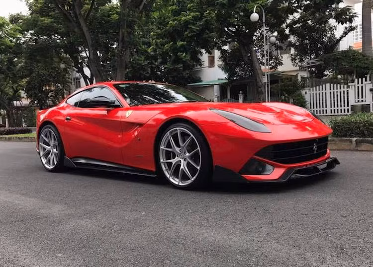 Ra mắt lần đầu tại triển lãm Geneva 2012, Ferrari F12Berlinetta là chiếc siêu xe du lịch sang trọng (GT) mới nhất của hãng, và thay thế cho dòng 599 GTB Fiorano trước đó. F12Berlinetta từng là siêu xe hàng đầu của Ferrari trước khi bị "soán ngôi" bởi F12tdf, LaFerrari và nay được thay thế bởi 812 Superfast.