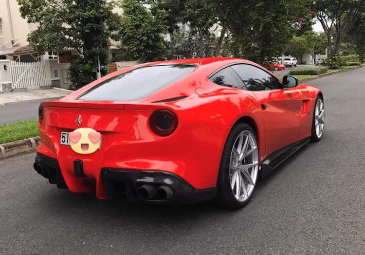 "Mảnh ghép" cuối cùng trên chiếc F12Berlinetta độ của Cường Đô La là hệ thống xả full system của hãng Innotech, giúp phô diễn "tiếng thét" đầy mạnh mẽ của khối động cơ V12 nạp khí tự nhiên ở đằng trước xe.