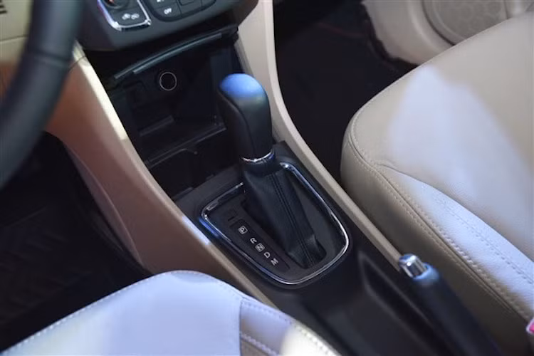 Các trang bị tiêu chuẩn của Alivio Pro cũng khá đầy đủ với ABS, EBD, khởi động không cần chìa, khởi động bằng nút bấm, 6 túi khí, cần chuyển số trên vô-lăng ở phiên bản số tự động và cửa sổ trời.
