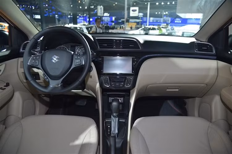 Ở bên trong nội thất, của mẫu xe Suzuki Alivio Pro mới vẫn giữ nguyên thiết kế bảng táp-lô cùng nhiều chi tiết như Ciaz. Tuy nhiên, Suzuki đã nâng cấp nhẹ cabin của xe bằng cách bọc ghế ngồi giả da và thay các chi tiết ốp từ sơn bạc thành sơn đen bóng.