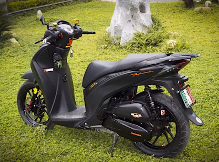 Không chỉ được sơn lại hoàn toàn trong tông màu đen mờ, chiếc xe tay ga cao cấp Honda SH còn được người chơi trong câu lạc bộ SH tại Hải Phòng trang bị nhiều "đồ chơi" đáng giá.