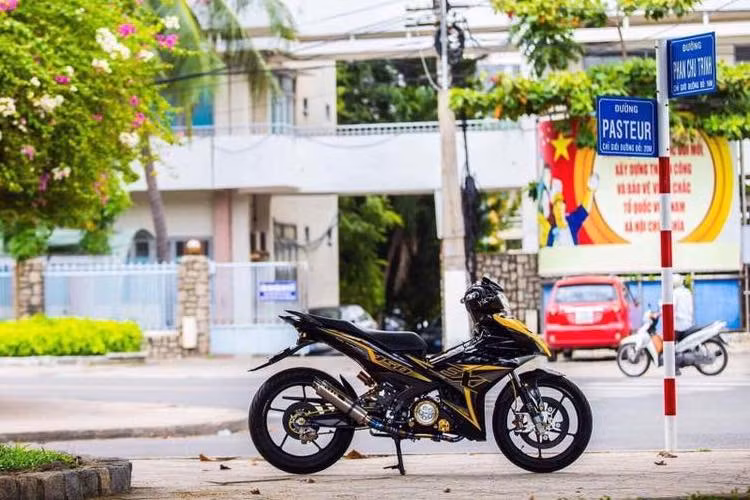 Bên cạnh những bản độ thay đổi hoàn toàn kiểu dáng của xe, nhiều người chơi lại muốn giữ lại kiểu dáng nguyên bản của Exciter 150. Đi theo hướng thứ hai, một biker tại Nha Trang đã độ lại chiếc Exciter 150 của mình với kiểu dáng thân xe và dàn tem nguyên bản, nhưng vẫn đầy đẳng cấp khi được trang bị loạt phụ kiện xe đua.