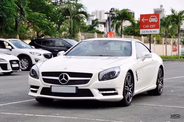 Có tiền thân là chiếc siêu xe 300SL ra đời vào năm 1954, Mercedes SL-Class hiện đang là một trong những dòng xe lâu đời nhất Thế giới. Những chiếc xe sang mui trần thuộc dòng Mercedes SL vốn đã là "hàng hiếm" tại Việt Nam, tuy nhiên phiên bản đặc biệt của mẫu xe Mercedes S400 2Look Edition còn "độc" hơn khi chỉ có đúng 2 chiếc tại nước ta.