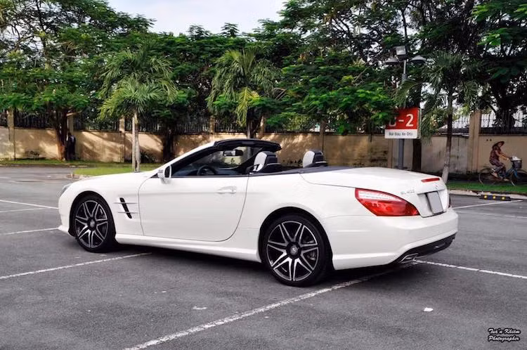 Phiên bản SL400 2Look Edition được trang bị động cơ xăng 3.0l V6 tăng áp kép như các bản SL khác, đem tới công suất tối đa 333 mã lực và mô-men xoắn cực đại 480 Nm. Kết hợp cùng hộp số tự động 7 cấp 7G-TRONIC và hệ dẫn động cầu sau, chiếc xe có khả năng tăng tốc từ 0-100 km/h trong 5,2 giây và tốc độ tối đa giới hạn ở 250 km/h.
