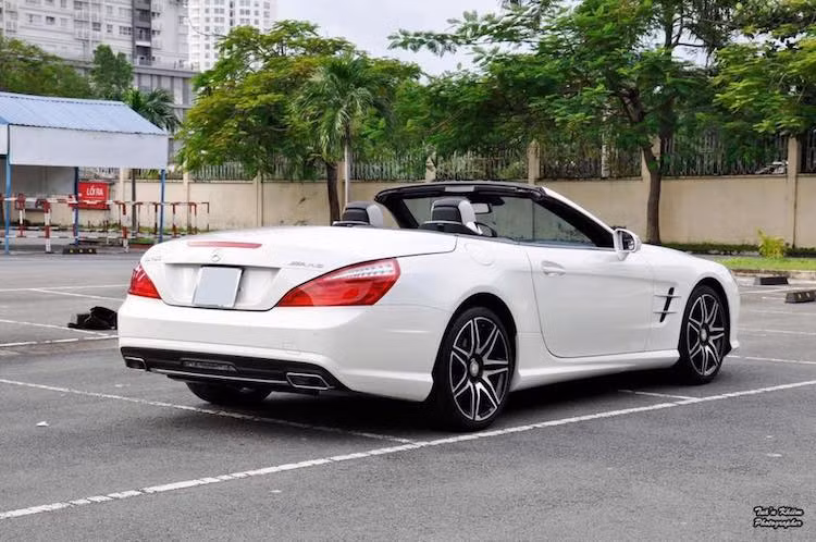 Hiện tại, 1 trong 2 chiếc SL400 2Look Edition ở Việt Nam đang được một thương gia kinh doanh siêu xe nổi tiếng ở Sài Gòn với giá 4,65 tỷ đồng.
