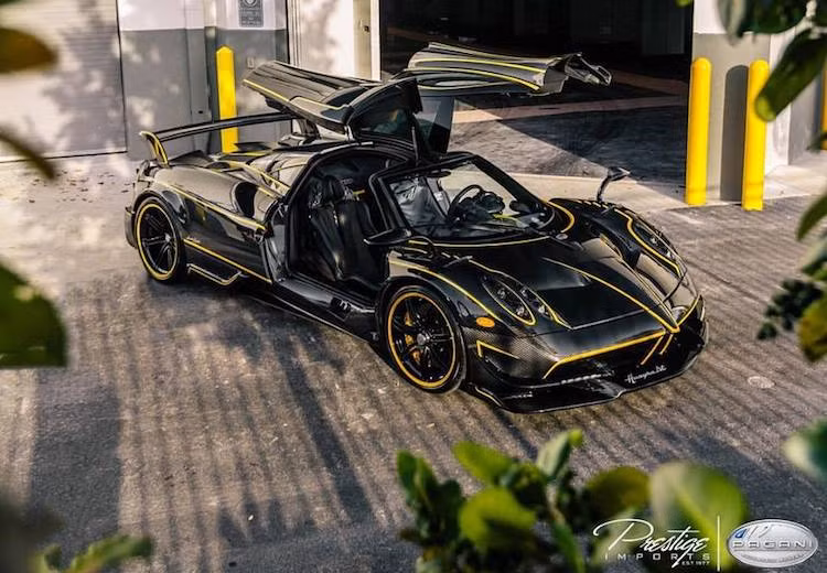 Là phiên bản thể thao của chiếc Huayra trước đây, chữ "BC" trong tên gọi của siêu xe Pagani Huayra BC là viết tắt từ tên của Benny Caiola - một người bạn của nhà sáng lập công ty Horacio Pagani và đồng thời là khách hàng đầu tiên của hãng. Dù dựa trên Huayra nhưng thiết kế của Huayra BC cũng có sự thay đổi lớn. Ngoại trừ mui xe, toàn bộ các panel còn lại trên thân đã được thay đổi.