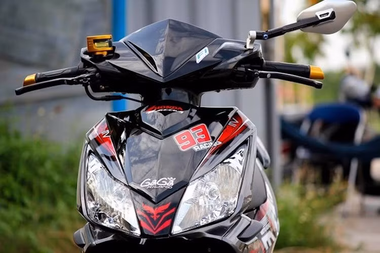 Với kiểu dáng đẹp mắt hơn, Air Blade 110 Thái cũng được dân chơi ưa chuộng để độ lại tương tự như Click 125i nhập Thái ngày nay. Để khiến chiếc Air Blade đời đầu của mình trở nên bắt mắt hơn, một biker Bình Dương đã tiến hành "dọn kiểng" lại chiếc xe. Bản độ bắt đầu từ những chi tiết đơn giản trên tay lái như bình dầu Rizoma Next, cùm phanh Brembo RCS, tay phanh Brembo và gương hậu Rizoma.